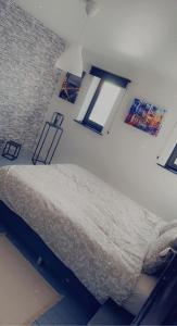 1 dormitorio con 1 cama en una habitación con ventanas en COSY HOME BY MAMAMIA, en Dinant