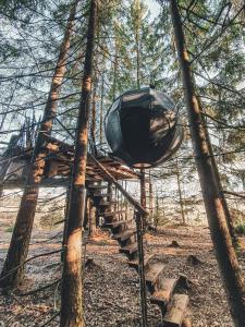 a tree house in the middle of the woods at Nature calls - tree tents in Būtingė