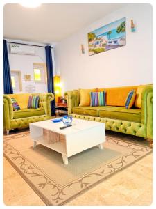 a living room with two couches and a coffee table at Élégante Maison ' in Sidi Bou Saïd confartable, Spacieux, Central in Sidi Bou Saïd