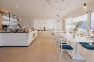 Reštaurácia alebo iné gastronomické zariadenie v ubytovaní Malo More Resort