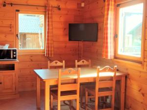 德沃吕伊Chalet confortable La Joue du Loup, piscine - FR-1-504-638的配有木桌椅的餐厅 更多5张照片