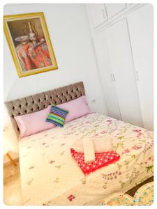 Élégante Maison ' in Sidi Bou Saïd confartable, Spacieux, Central في سيدي بو سعيد: غرفة نوم عليها سرير وفوط
