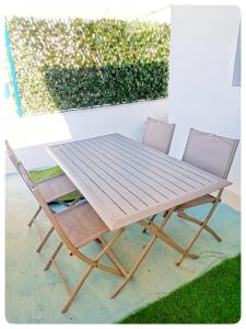 una mesa de picnic y 2 sillas en el patio en Élégante Maison ' in Sidi Bou Saïd confartable, Spacieux, Central en Sidi Bou Saïd