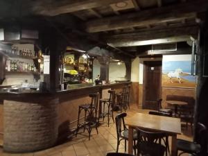 een bar met tafels en stoelen in een restaurant bij Hotel Villa de Berzocana in Berzocana