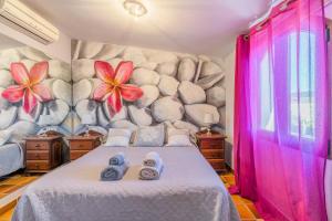 Un dormitorio con una cama con zapatos. en Chalet El Santiscal en Arcos de la Frontera