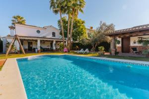 阿尔科斯-德拉弗龙特拉Chalet El Santiscal的房子前面的游泳池