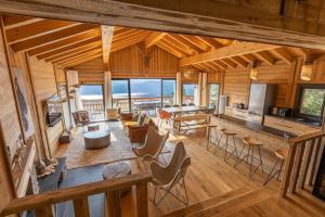Televízia a/alebo spoločenská miestnosť v ubytovaní Chalet Luxe spacieux, Piscine chauffée, vue lac et montagnes, proximité immédiate pistes