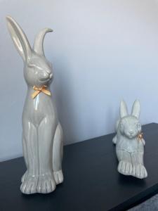 dos estatuillas de un conejo y un conejo más pequeño en 27 The Limes Room 1 en Stockton on the forest
