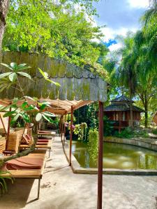 un patio con sedie e uno stagno in un giardino di Shaya Resort a Pai Altre 61 foto