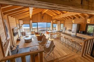 Televízia a/alebo spoločenská miestnosť v ubytovaní Chalet Luxe spacieux, Piscine chauffée, vue lac et montagnes, proximité immédiate pistes