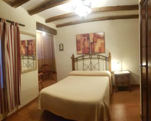 Posteľ alebo postele v izbe v ubytovaní Hotel Villa de Berzocana