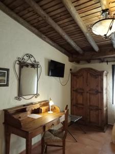 Televízia a/alebo spoločenská miestnosť v ubytovaní Hotel Villa de Berzocana