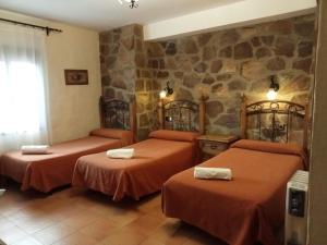 Posteľ alebo postele v izbe v ubytovaní Hotel Villa de Berzocana