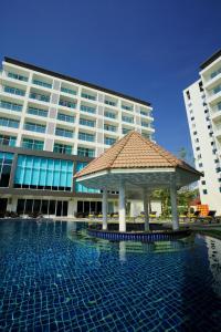 una piscina con cenador frente a un edificio en Centara Pattaya Hotel en Pattaya centro