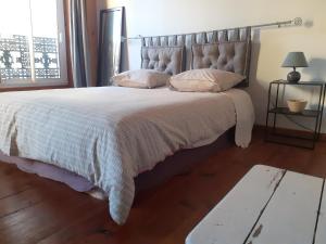 ein Schlafzimmer mit einem großen Bett mit einer weißen Bettdecke in der Unterkunft chambres chez annick in Samadet