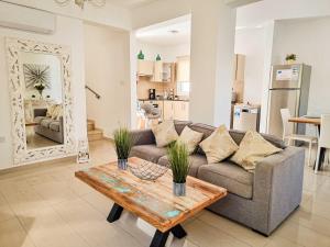 Kuchyň nebo kuchyňský kout v ubytování Nissi beach villa Magnolia