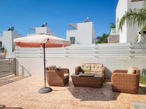 Posezení v ubytování Nissi beach villa Magnolia