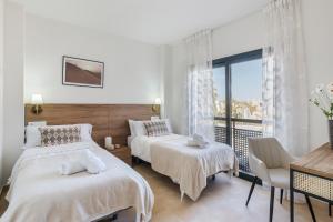 pokój hotelowy z dwoma łóżkami i balkonem w obiekcie El Oasis Martinica 8 1A w mieście Fuente Alamo