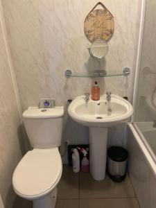 Stockton on the forestにある27 The Limes Room 1のトイレと洗面台のあるバスルーム