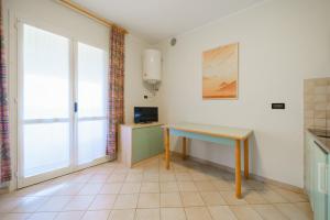 a kitchen with a table and a window at Appartamenti Nisportino in Nisporto