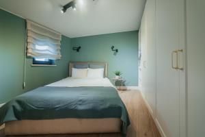 Un pat sau paturi într-o cameră la Academy Home