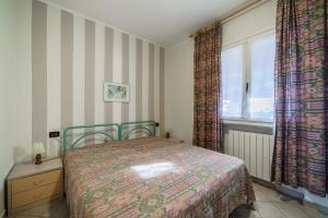 NisportoにあるAppartamenti Nisportinoのベッドルーム(ベッド1台、窓付)