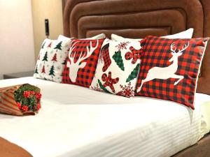 una cama con almohadas de Navidad y adornos de Navidad en ella en Edition Old City Hotel, en Estambul