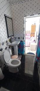 La salle de bains est pourvue de toilettes, d'un lavabo et d'un miroir. dans l'établissement Studio pêcheur, à Oualidia