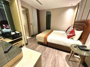 een hotelkamer met een bed en een bureau bij Edition Old City Hotel in Istanbul