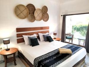 Un dormitorio con una cama grande y una ventana en Amel House, en Gili Air