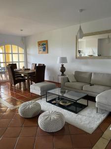 uma sala de estar com um sofá e uma mesa em Stunning house in La Reserva Golf Course em Sotogrande