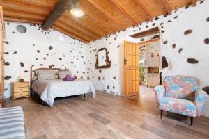 una camera con letto e sedia di Casa Las Toscas a Ingenio