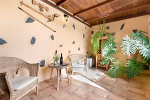 een kamer met een tafel, stoelen en planten bij Casa Las Toscas in Ingenio
