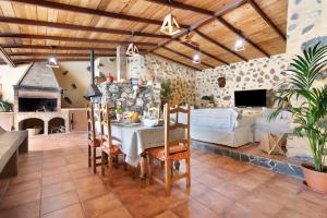 a dining room with a table and a couch at Casa Las Toscas in Ingenio