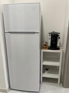 frigorifero bianco in cucina con forno a microonde di Blu loft a Salemi