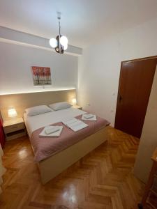 Postel nebo postele na pokoji v ubytování Apartmani Dragica