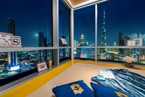 Camera a tema supereroe con vista sulla città di Shangri-La Dubai a Dubai