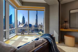 um quarto com uma grande janela com vista para a cidade em Shangri-La Dubai em Dubai