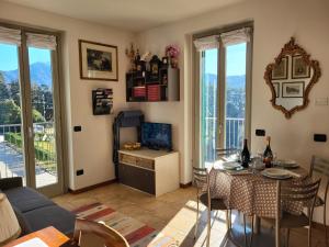 - un salon avec une table et un canapé dans l'établissement Residence Belvedere Apartment Volesio, à Tremezzo