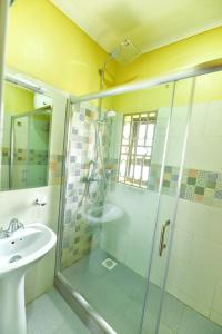y baño con ducha y lavamanos. en Willington Haven, en Kampala