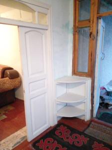 une chambre avec une porte et une étagère à côté d'une porte dans l'établissement Buuzara Guest House, à Batken