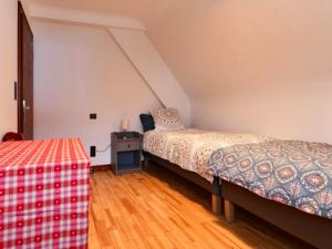 - une chambre avec 2 lits et une table dans l'établissement Appartement de 3 chambres avec jardin clos et wifi a Thannenkirch, à Thannenkirch