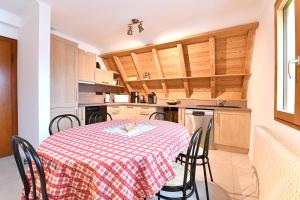 a kitchen with a table and chairs in a room at Appartement de 3 chambres avec jardin clos et wifi a Thannenkirch in Thannenkirch