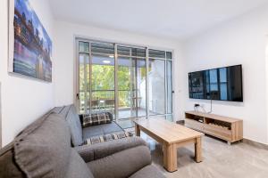 TV a/nebo společenská místnost v ubytování Ceasar suite at Royal Park Eilat