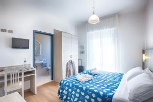 A bed or beds in a room at Hotel Mimosa