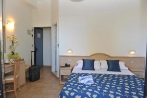 A bed or beds in a room at Hotel Mimosa