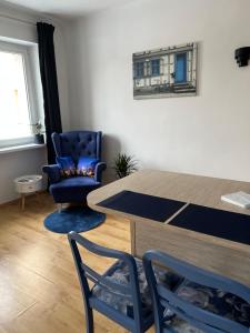 salon ze stołem i dwoma krzesłami w obiekcie Apartament - Nowoczesny i Stylowy w Bydgoszczy