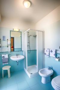 A bathroom at Hotel Mimosa