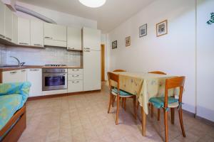 A kitchen or kitchenette at Appartamenti Bilo Sofi