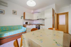 A kitchen or kitchenette at Appartamenti Bilo Sofi Még 25 kép